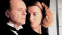 S Anthonym Hopkinsem se Emma Thompsonová sešla ve filmu Soumrak dne (1993) S Anthonym Hopkinsem se Emma Thompsonová sešla ve filmu Soumrak dne (1993)