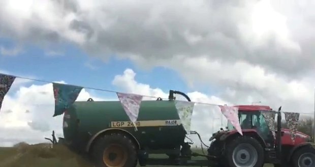Majitel pozemku neváhal, sedl do traktoru a celebrity i aktivisty z Greenpeace důkladně „pohnojil“.