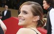 Emma Watson si může díky své štíhlé postavě dovolit odkrýt i celá záda.