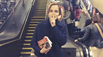 Emma Watson si hraje na schovávanou, v londýnském metru ukrývá knihy. Vzít si je může kdokoli 