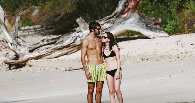 Emma se zakoukala do mladšího Matta a vyrazila s ním do Karibiku.