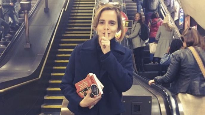 Emma Watson schovává v londýnském metru knihy. Je to její feministická performance