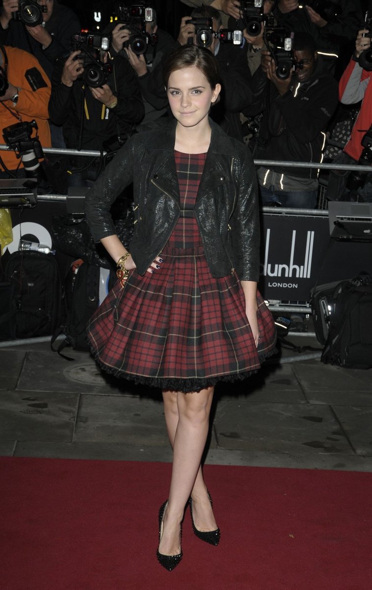 Emma Watson zvolila kostkované šaty, které doplnila o koženou černou bundu
