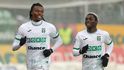 Karvinský Emmanuel Ayaosi (vpravo) vstřelil proti Hradci hattrick