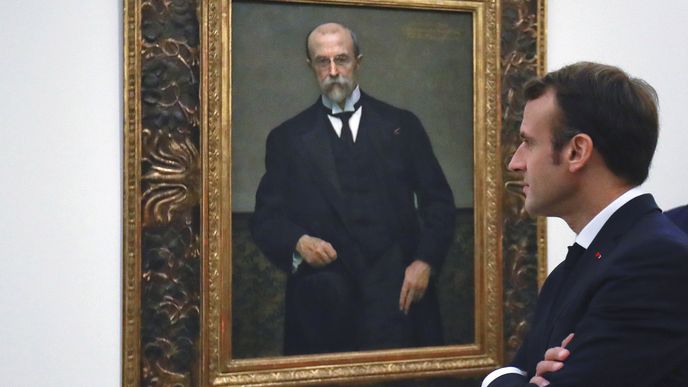 Francouzský prezident Emmanuel Macron si prohlíží portrét prvního československého státníka.