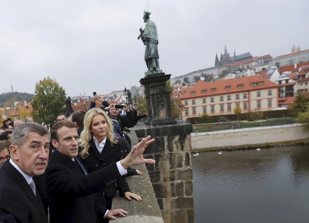Francouzský prezident Emmanuel Macron,  Andrej Babiš a jeho manželka Monika na pražském Karlově mostě.