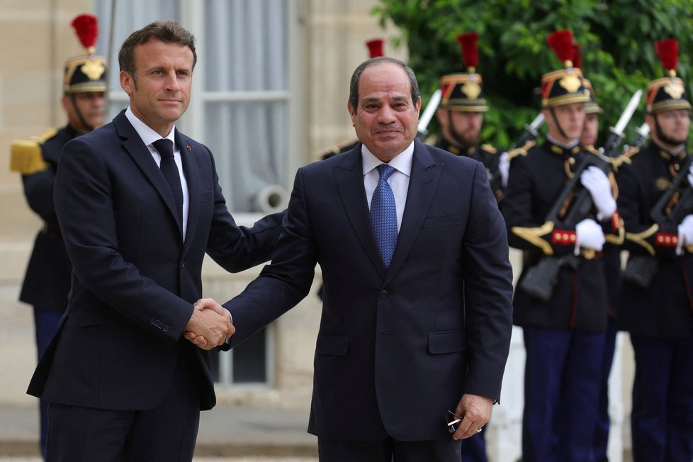 Emmanuel Macron na návštěvě Egypta s Abd al-Fattáh as-Sísím