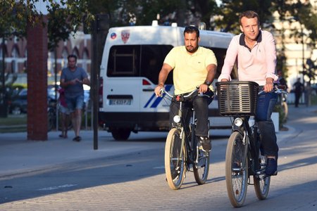 Prezident Francie Emmanuel Macron a jeho někdejší bodyguard Alexandre Benalla, o mužích se spekulovalo, že udržují milenecký poměr.