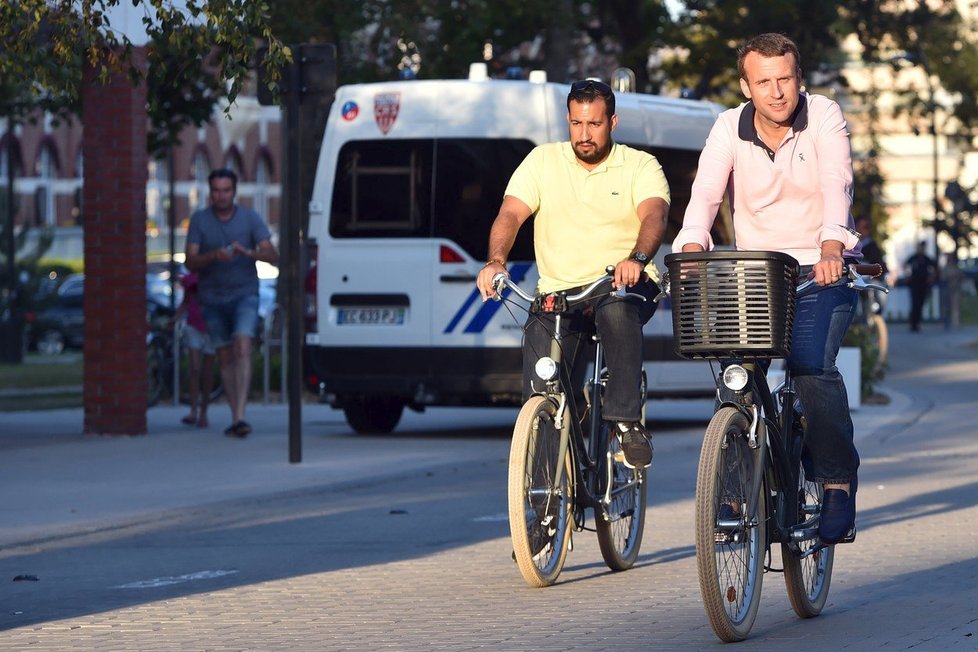 Prezident Francie Emmanuel Macron a jeho někdejší bodyguard Alexandre Benalla