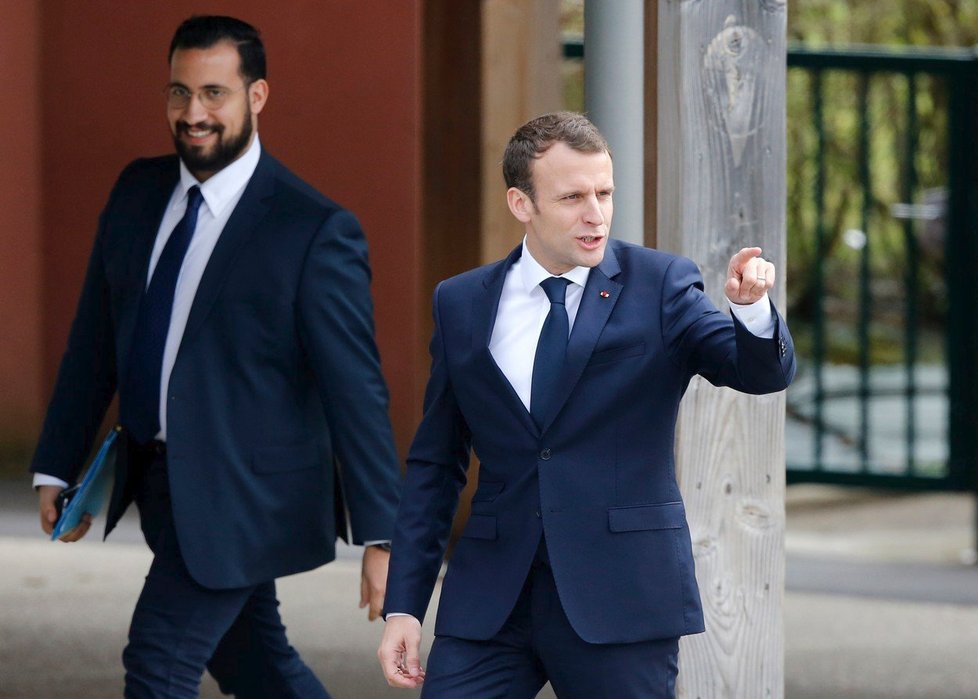 Prezident Francie Emmanuel Macron a jeho někdejší bodyguard Alexandre Benalla