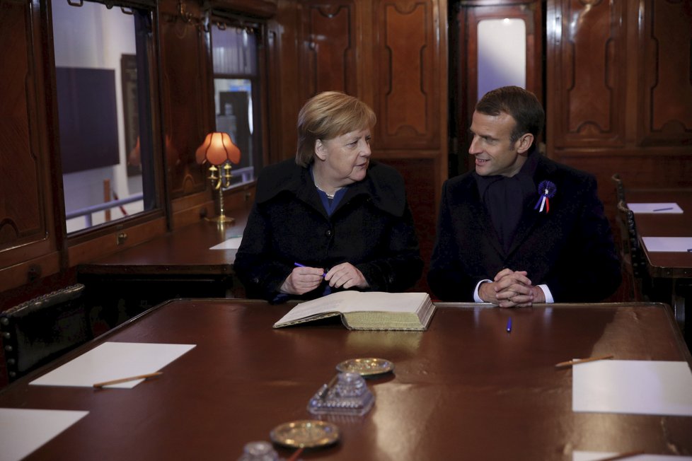 Německá kancléřka Angela Merkelová doprovodila francouzského prezidenta Emmanuela Macrona do Compiègne, města, kde bylo v roce 1918 podepsáno příměří.