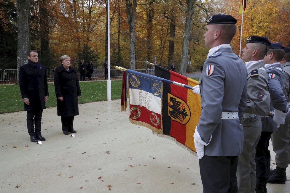 Německá kancléřka Angela Merkelová doprovodila francouzského prezidenta Emmanuela Macrona do Compiègne, města, kde bylo v roce 1918 podepsáno příměří.