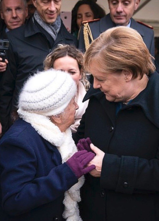 Stoletá Francouzka si v Compiègne spletla Angelu Merkelovou s Brigitte Macronovou.