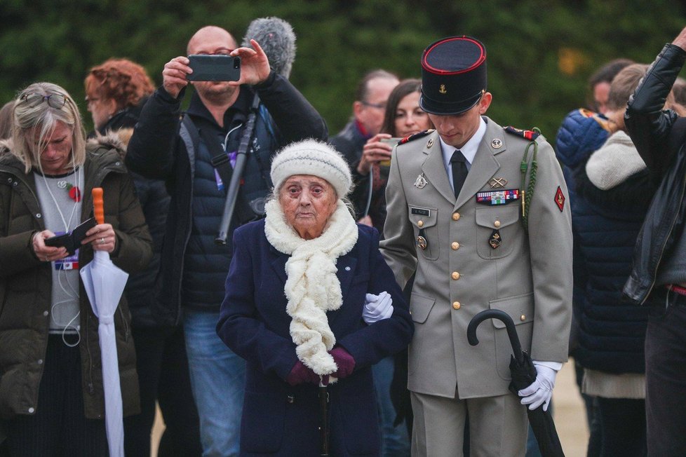 Stoletá Francouzka si v Compiègne spletla Angelu Merkelovou s Brigitte Macronovou.