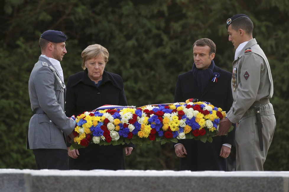 Německá kancléřka Angela Merkelová doprovodila francouzského prezidenta Emmanuela Macrona do Compiègne, města, kde bylo v roce 1918 podepsáno příměří.