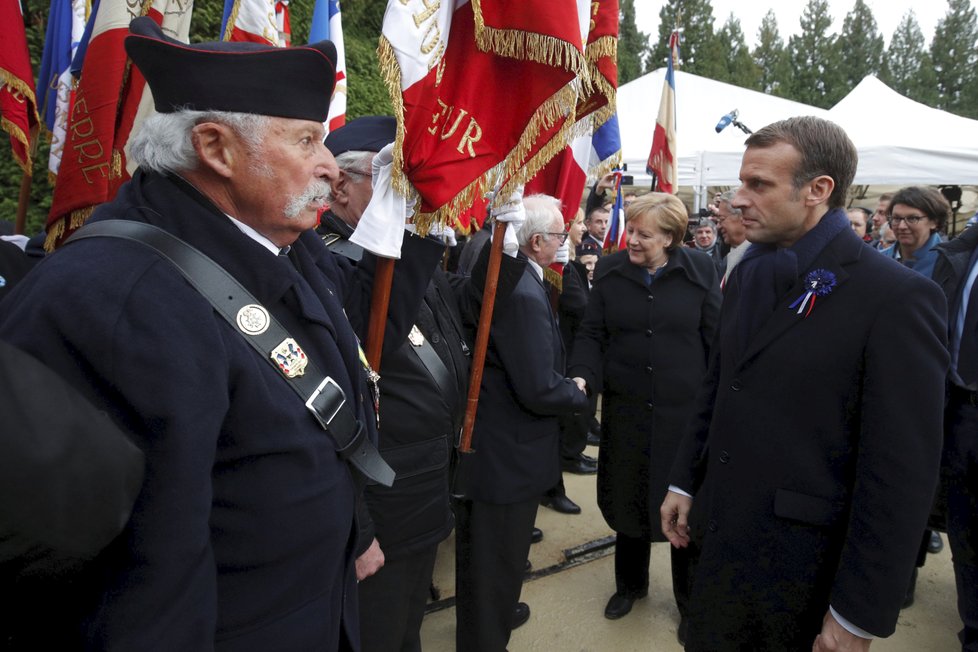 Německá kancléřka Angela Merkelová a francouzský prezident Emmanuel Macron v pátek vyzvali Rusko, ať propustí ukrajinské námořníky, které zajalo minulý měsíc i s jejich loděmi v Kerčském průlivu mezi Azovským a Černým mořem.