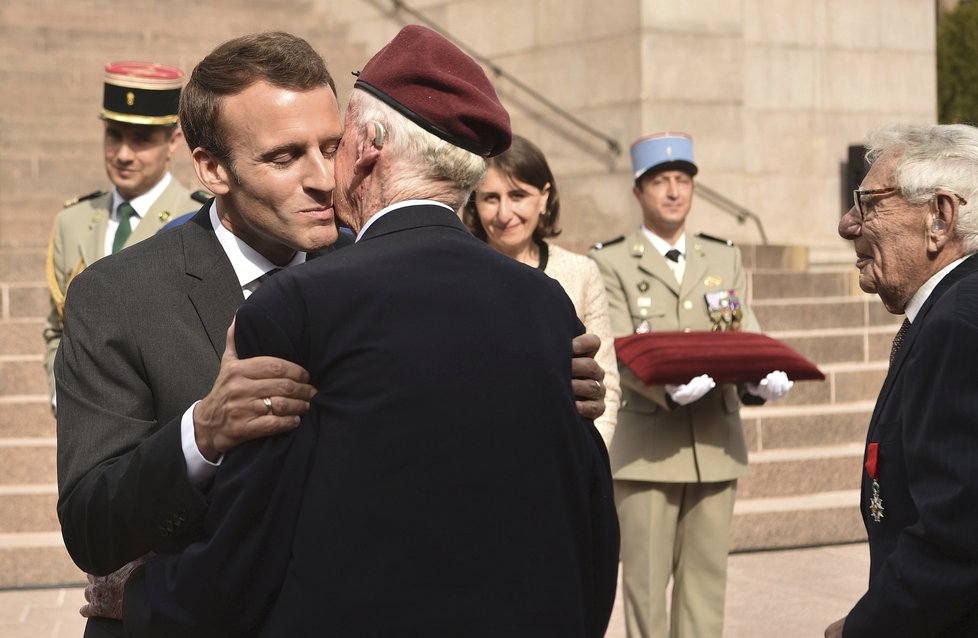 Francouzský prezident Emmanuel Macron se při návštěvě Austrálie setkal s veterány.