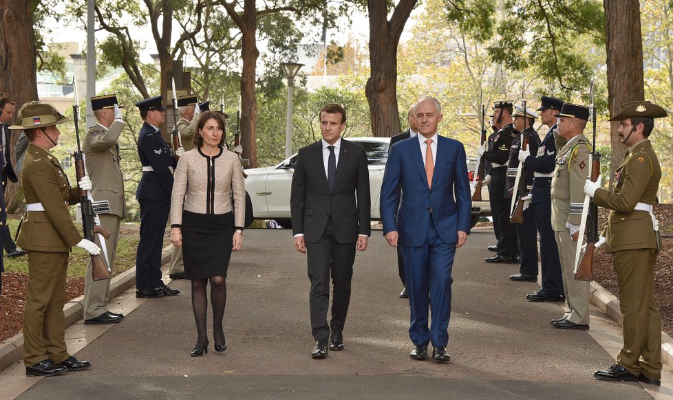 Francouzský prezident Emmanuel Macron a australský premiér Malcolm Turnbull v doprovodu premiérky australského státu Nový Jižní Wales Gladys Berejiklianové
