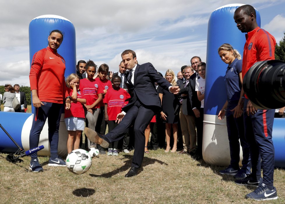 Francouzský prezident Emmanuel Macron si na pláži s dětmi zahrál fotbal.