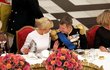 První dáma Francie Brigitte Macronová při večeři našla společnou řeč s dánským korunním princem Frederikem.