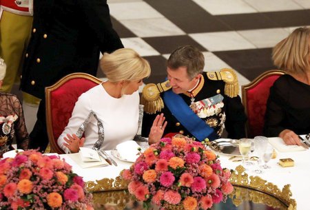 První dáma Francie Brigitte Macronová při večeři našla společnou řeč s dánským korunním princem Frederikem.