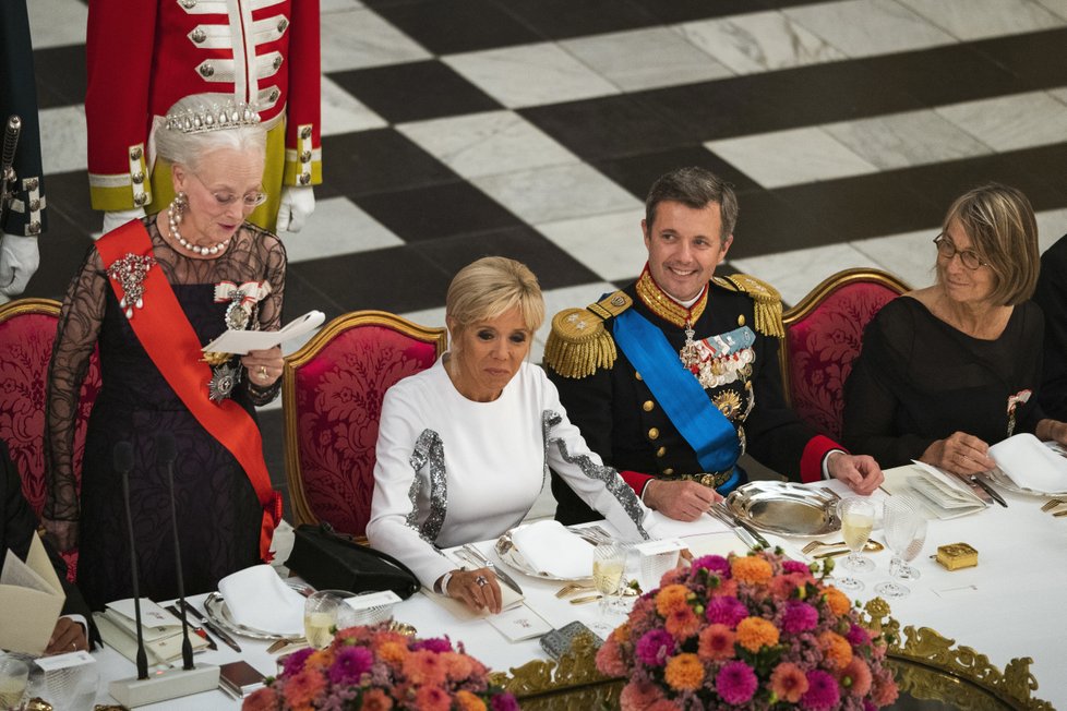 Macronovi vyrazili do Dánska, na snímku zleva: královna Markéta II, Brigitte Macronová a korunní princ Frederik.