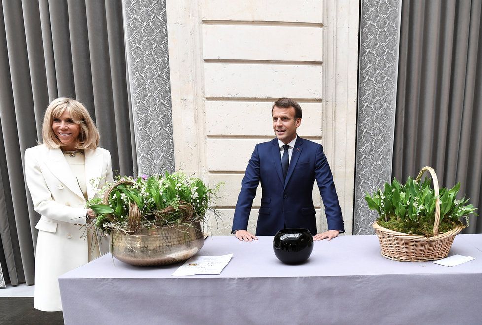 Francouzský prezident Emmanuel Macron s manželkou Brigitte během oslav prvního máje v Elysejském paláci, (1.05.2020).