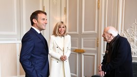 Francouzský prezident Emmanuel Macron s manželkou Brigitte během oslav prvního máje v Elysejském paláci, (1. 5. 2020).