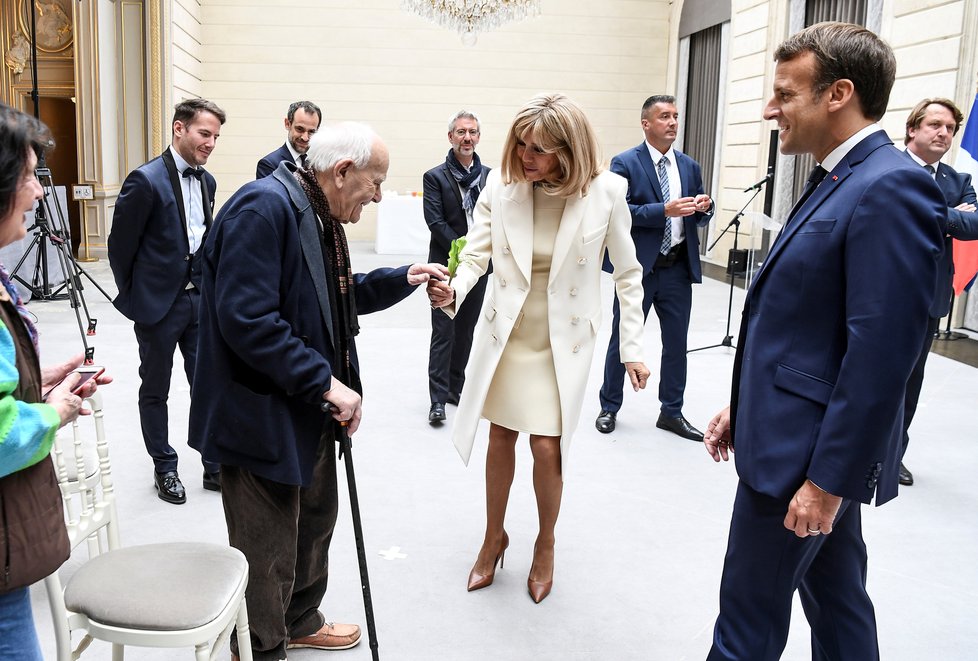 Francouzský prezident Emmanuel Macron s manželkou Brigitte během oslav prvního máje v Elysejském paláci, (1.05.2020).