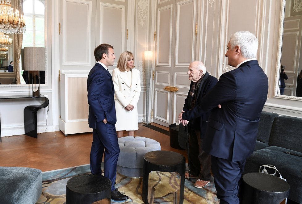 Francouzský prezident Emmanuel Macron s manželkou Brigitte během oslav prvního máje v Elysejském paláci, (1. 5. 2020).