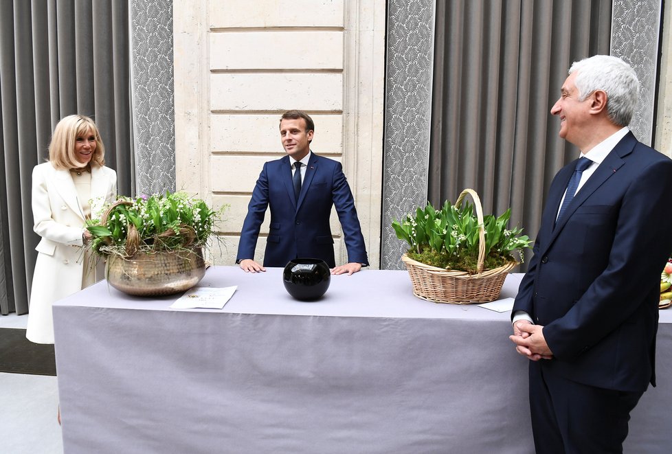 Francouzský prezident Emmanuel Macron s manželkou Brigitte během oslav prvního máje v Elysejském paláci, (1. 5. 2020).