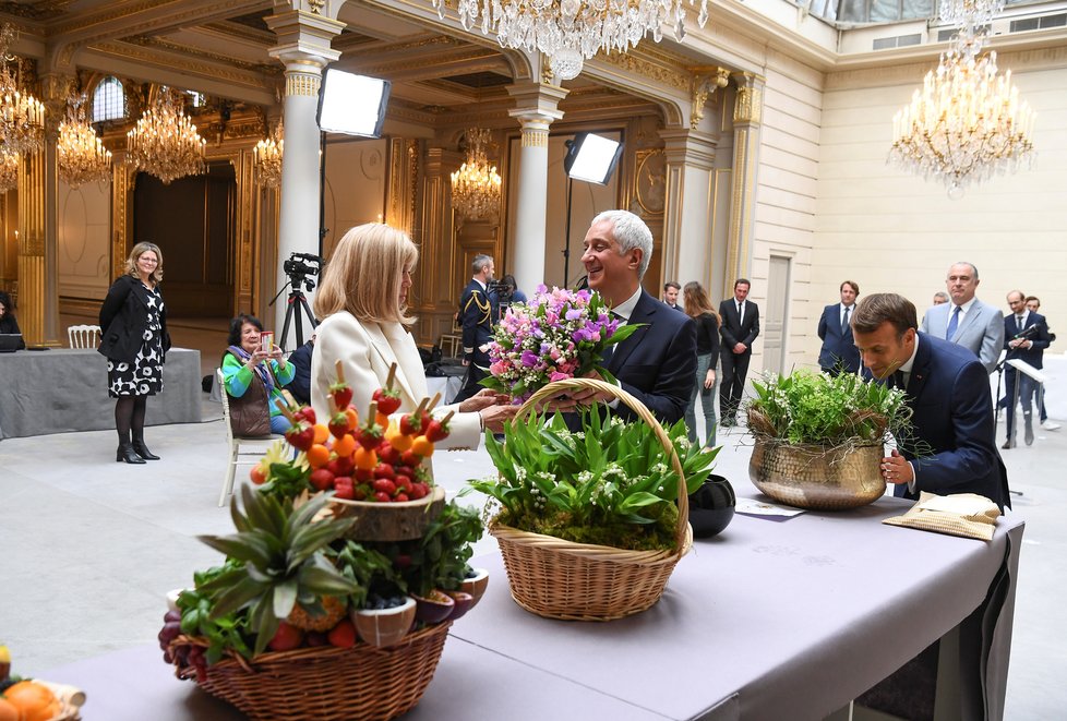 Francouzský prezident Emmanuel Macron s manželkou Brigitte během oslav prvního máje v Elysejském paláci, (1.05.2020).