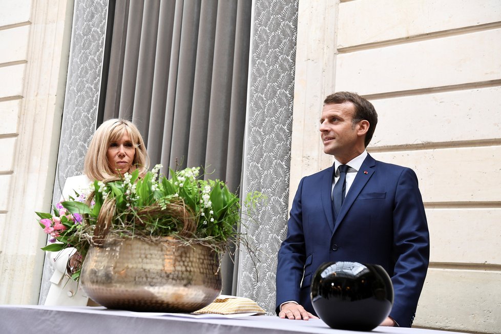 Francouzský prezident Emmanuel Macron s manželkou Brigitte během oslav prvního máje v Elysejském paláci, (1. 5. 2020).