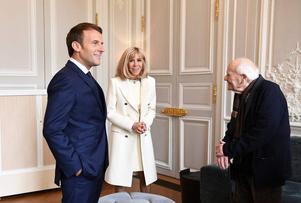 Francouzský prezident Emmanuel Macron s manželkou Brigitte během oslav prvního máje v Elysejském paláci (1. 05. 2020)