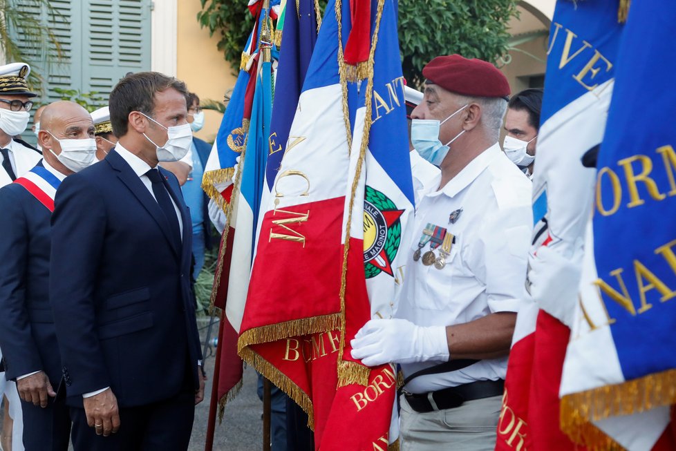 Prezident Macron s manželkou se účastnil oslav 76. výročí Spojenců v Provence, (17.08.2020).