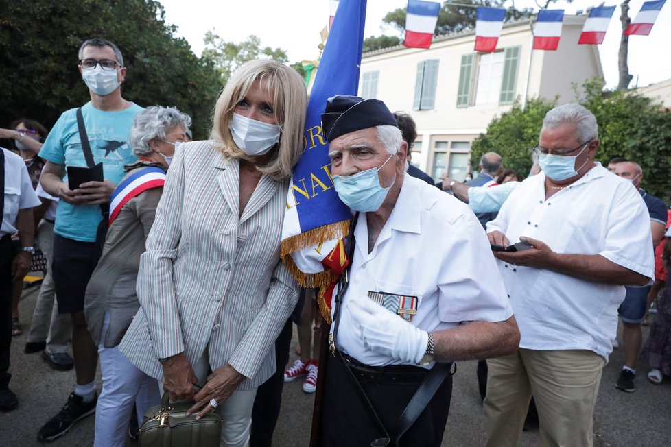 Prezident Macron s manželkou se účastnil oslav 76. výročí Spojenců v Provence, (17.08.2020).