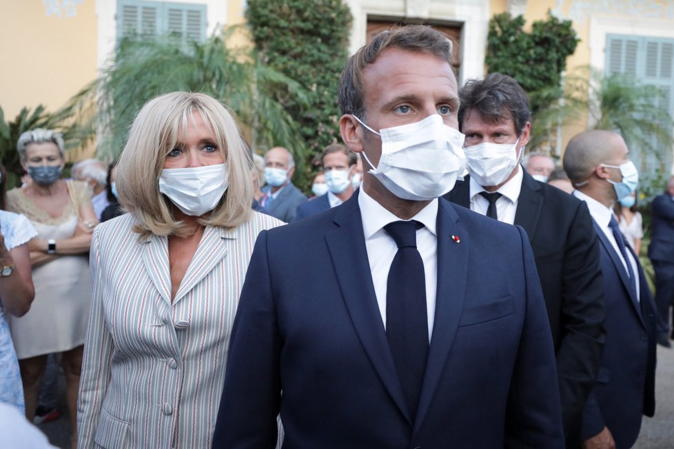 Prezident Macron s manželkou se účastnil oslav 76. výročí Spojenců v Provence (17. 08. 2020).