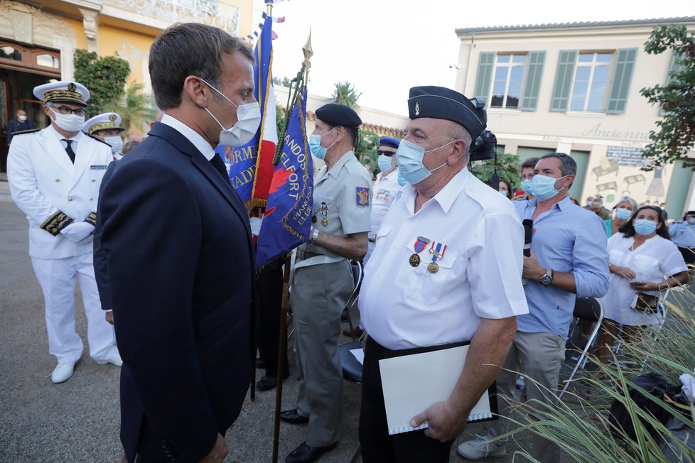 Prezident Macron s manželkou se účastnil oslav 76. výročí Spojenců v Provence (17. 08. 2020).