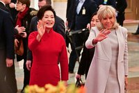 Brigitte doprovodila manžela do Číny. Macron žádá pomoc s tlakem na Rusko
