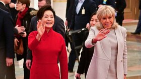 Macrona do Číny doprovodila i Brigitte, vítala ji manželka Si Ťin-pchinga (4.12.2025)