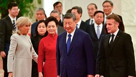 Macrona do Číny doprovodila i Brigitte, vítala ji manželka Si Ťin-pchinga (4.12.2025)