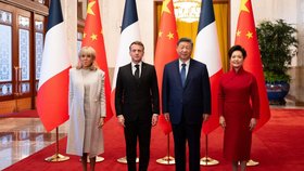 Macrona do Číny doprovodila i Brigitte, vítala ji manželka Si Ťin-pchinga (4.12.2025)