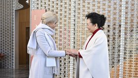 Macrona do Číny doprovodila i Brigitte, vítala ji manželka Si Ťin-pchinga (4.12.2025)