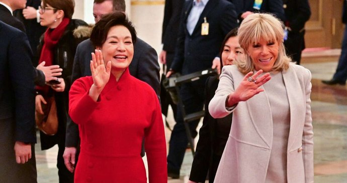 Macrona do Číny doprovodila i Brigitte, vítala ji manželka Si Ťin-pchinga (4.12.2025)