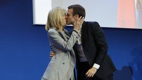 Emmanuel Macron polibky první dámy Brigitte na veřejnosti nešetří