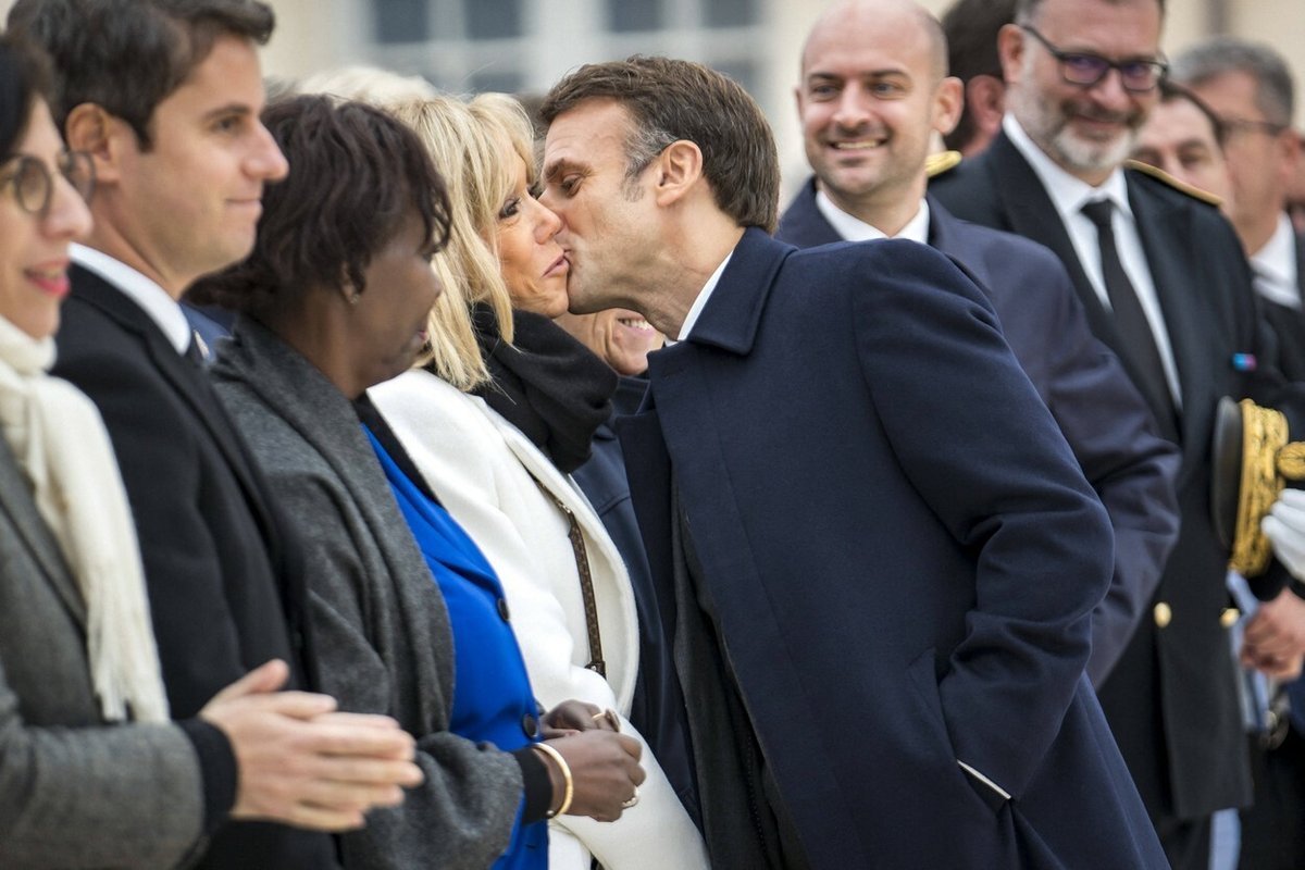 Emmanuel Macron polibky první dámy Brigitte na veřejnosti nešetří
