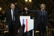 Macron slavil vítězství s manželkou i vnučkou. Brigitte, Brigitte, skandoval dav