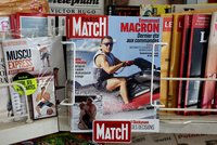 Prezidentská dovolená: Macron na moři na skútru jako Babišová, ale… Doma schytal kritiku