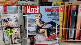Emmanuel Macron na letní dovolené. Jeho snímky ve Francii vzbudily rozruch. (srpen 2026)