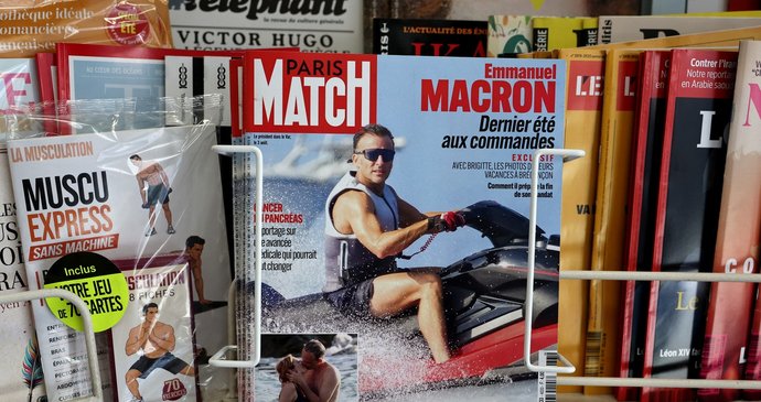 Emmanuel Macron na letní dovolené. Jeho snímky ve Francii vzbudily rozruch. (srpen 2026)